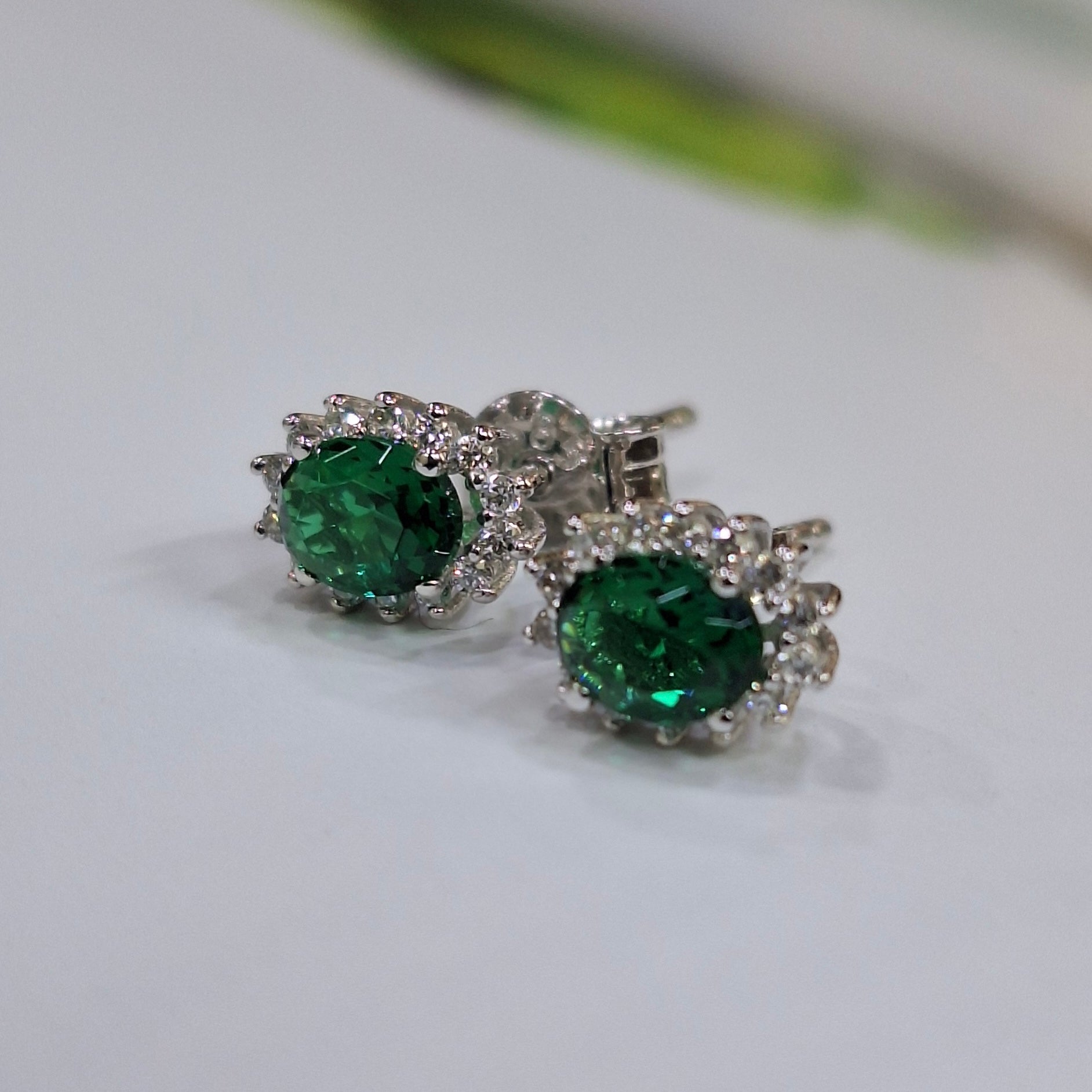 Обеци от бяло злато със смарагди и диаманти 0.63 карата